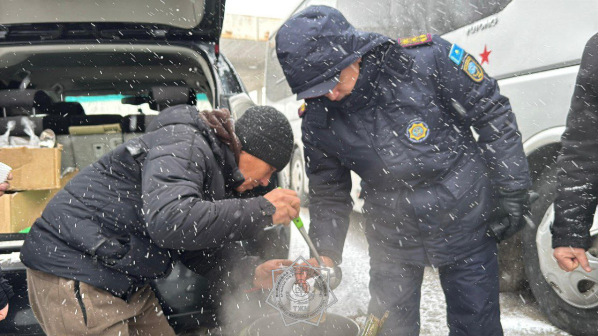 Пассажиров эвакуируют, водителям раздают горячую еду: что происходит на трассах Жамбылской области