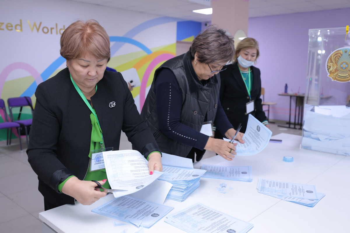 Сайлау комиссияларының мүшелері бюллетендерді санап жатыр