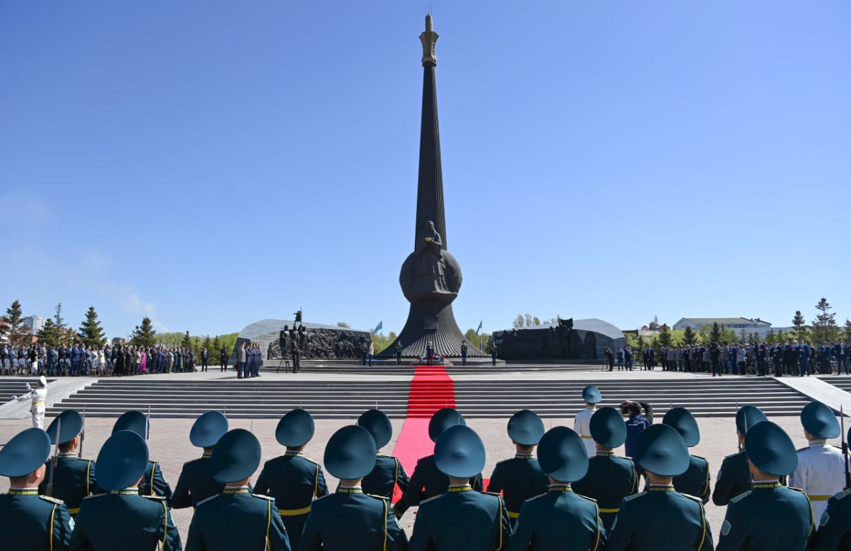 Қасым-Жомарт Тоқаев «Отан Ана» монументіне гүл шоғын қойды
