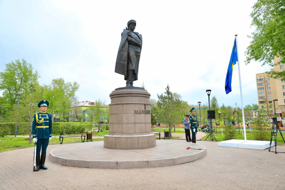 Мәжіліс төрағасы Мәншүк Мәметованың ескерткішіне гүл шоқтарын қойды