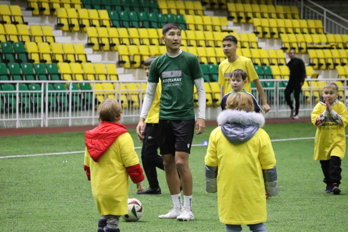 Жасөспірімдер футбол лигасы бүлдіршіндерге мерекелік көңіл күй сыйлады