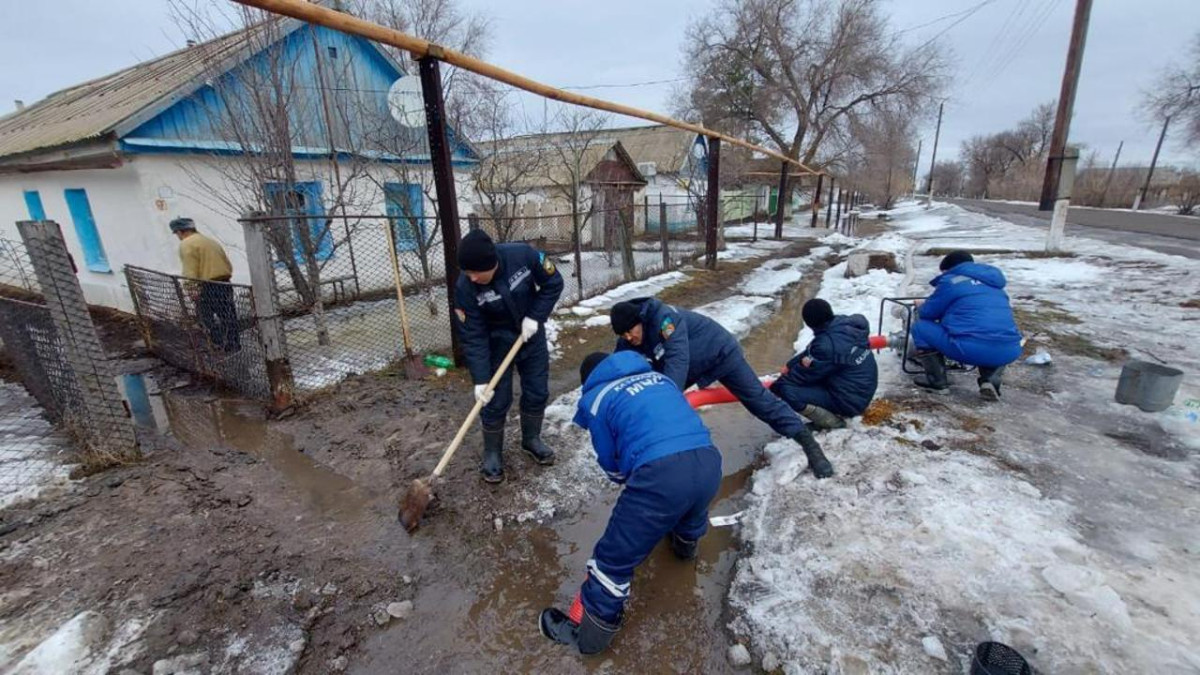 Более тысячи спасателей ликвидируют подтопления в двух регионах страны