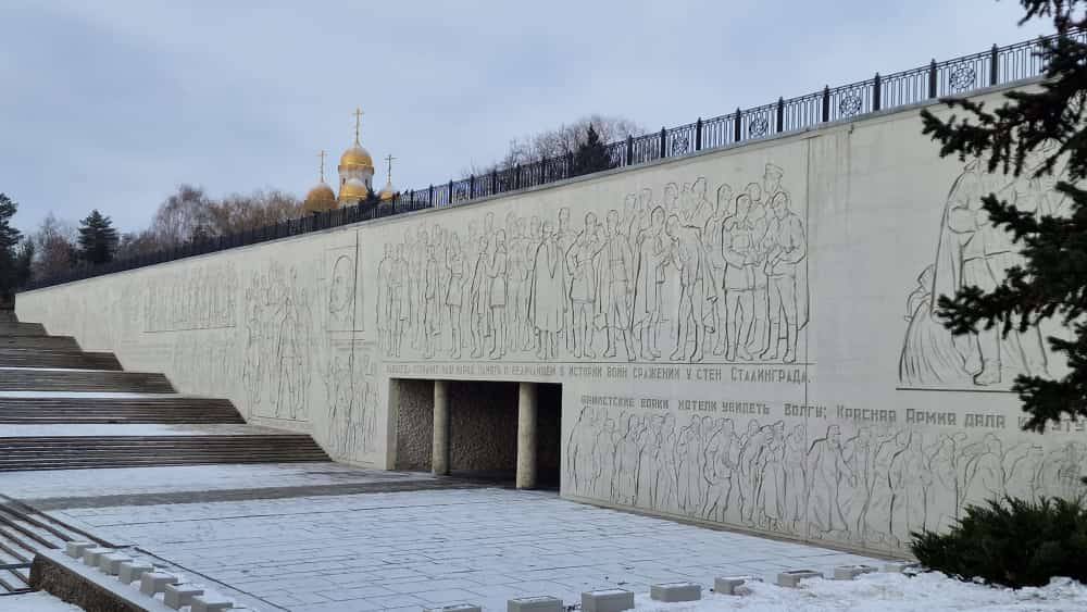 Казахстанские дипломаты возложили цветы на Мамаевом кургане