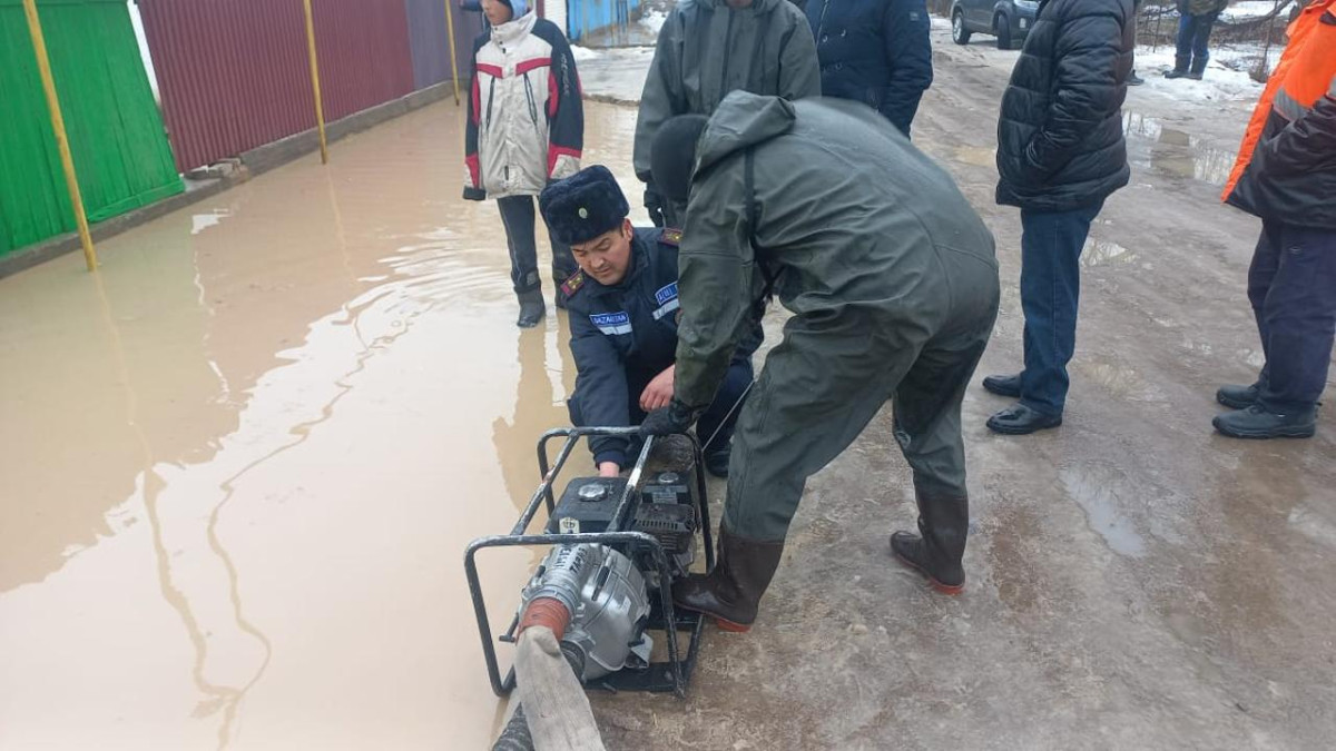 В Жамбылской области откачивают воду из придворовых территорий