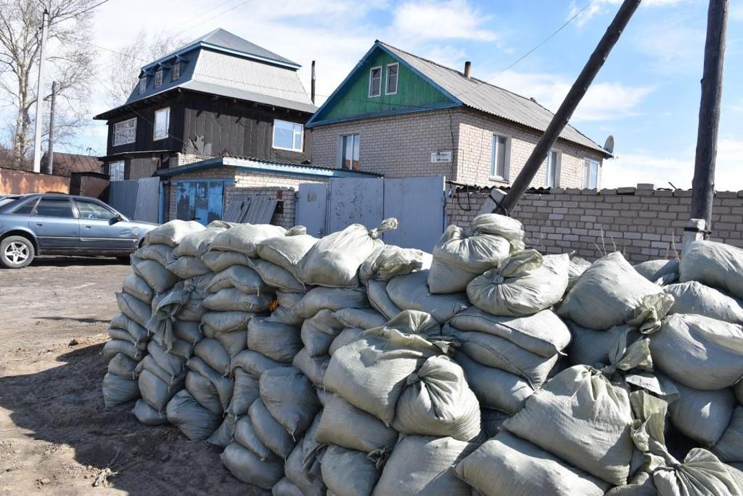 Спасатели укрепляют защитные обвалования поселков СКО