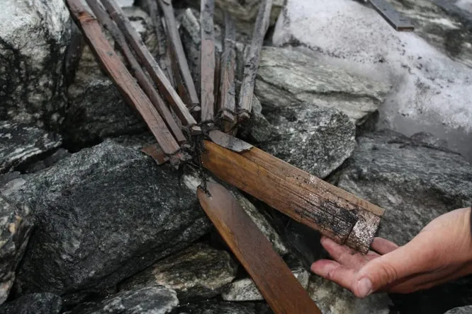 Снаряжение давно погибшего охотника обнаружили в тающих ледниках