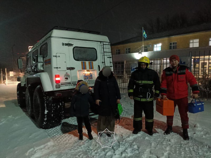 Спасатели МЧС РК всю ночь помогали людям в экстремальных условиях непогоды