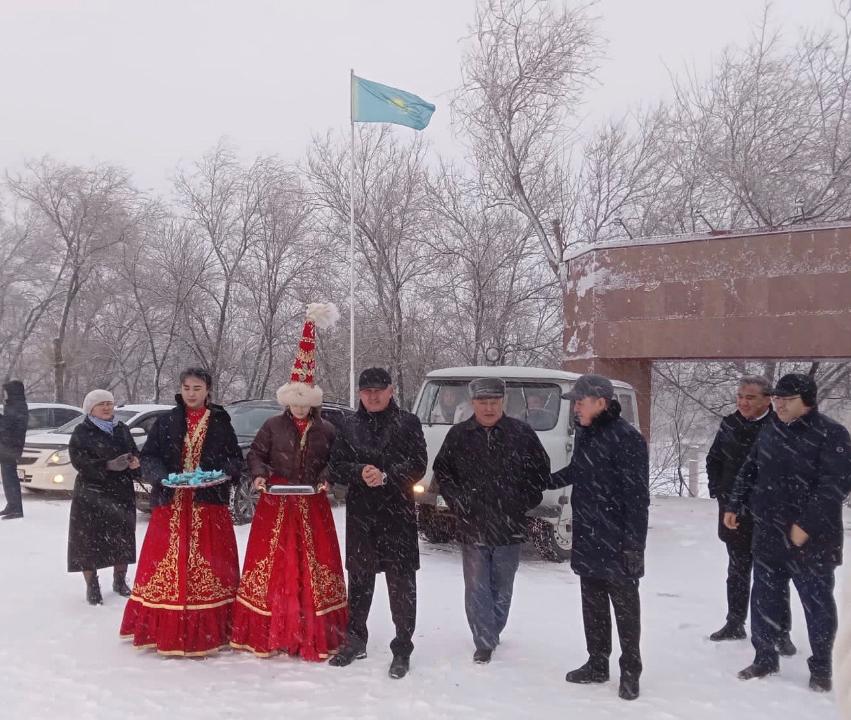 Несмотря на непогоду, медорганизациям торжественно вручил новую технику аким ЗКО