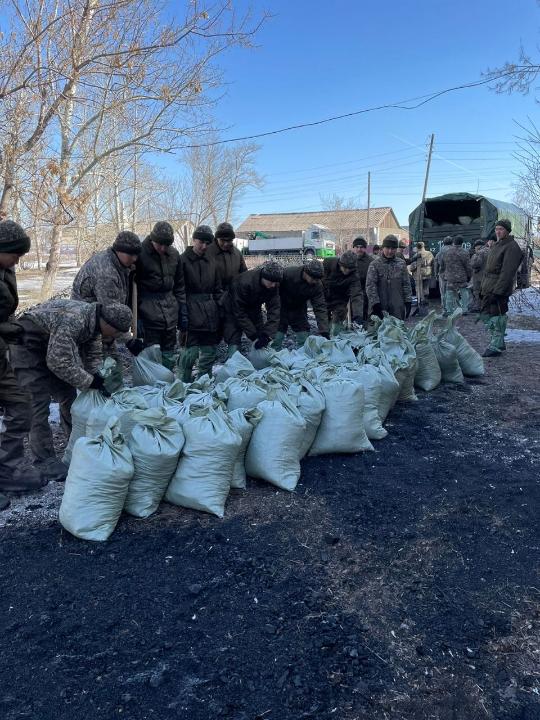 Военнослужащие помогли эвакуировать из районов затопления свыше 1,5 тысяч человек