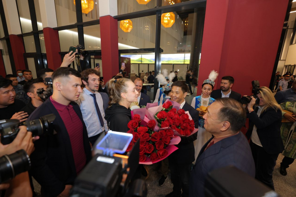 Fans meet Elena Rybakina at airport of Nur-Sultan