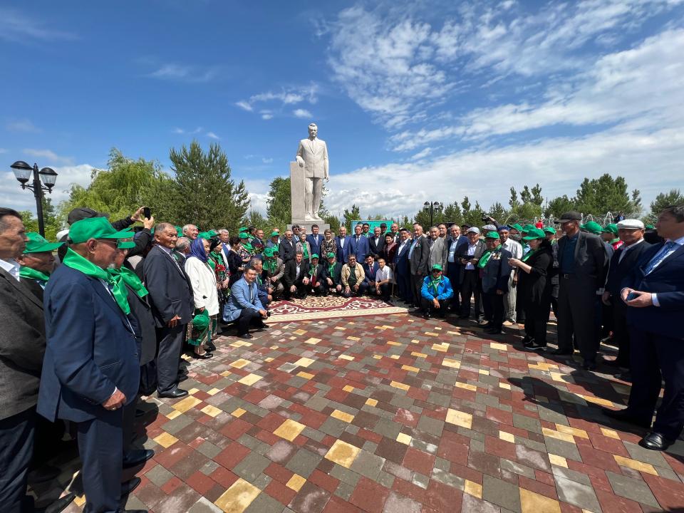 Памятник Динмухамеду Кунаеву открыли в Алматинской области 