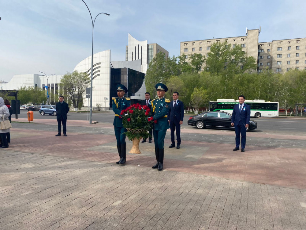 Мемлекеттік хатшы Мәншүк Мәметованың ескерткішіне гүл шоғын қойды