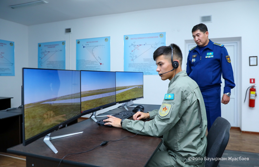 «А мне летать охота». Как обучают военных летчиков в Казахстане