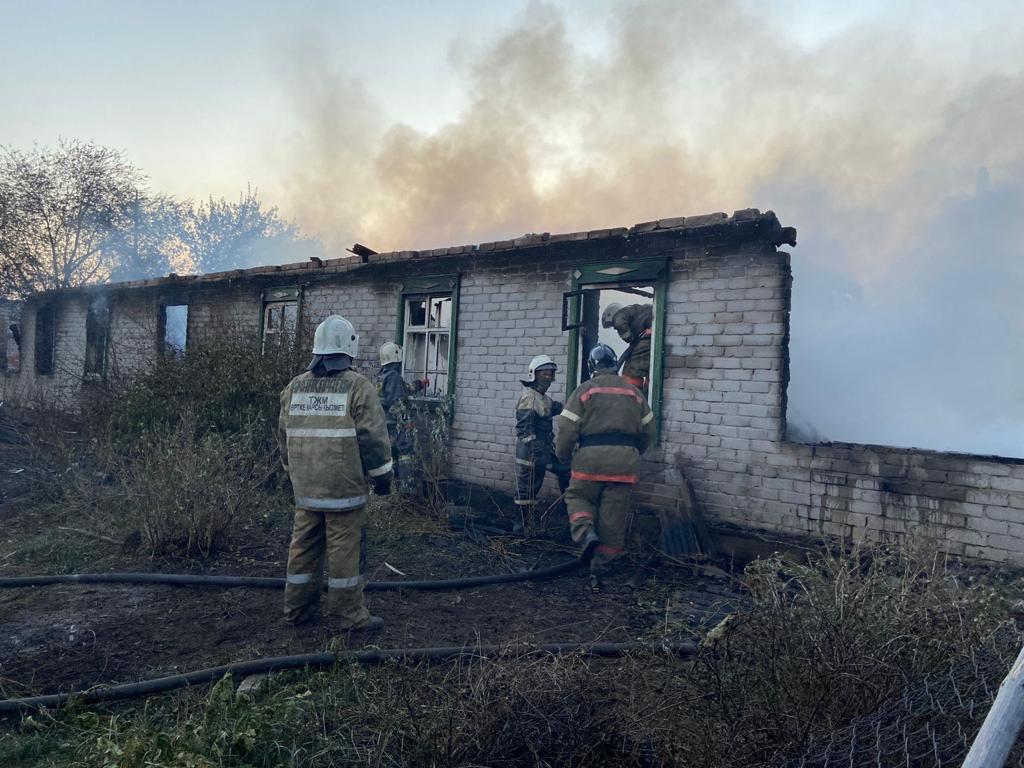 Тушение лесного пожара в Костанайской области продолжается - МЧС 