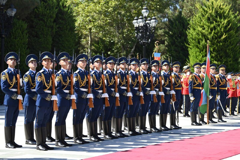 Қасым-Жомарт Тоқаевты ресми қарсы алу рәсімі Әзербайжан Президентінің «Загульба» резиденциясында өтті