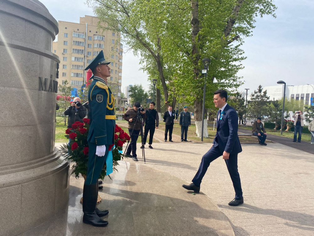 Мемлекеттік хатшы Мәншүк Мәметованың ескерткішіне гүл шоғын қойды