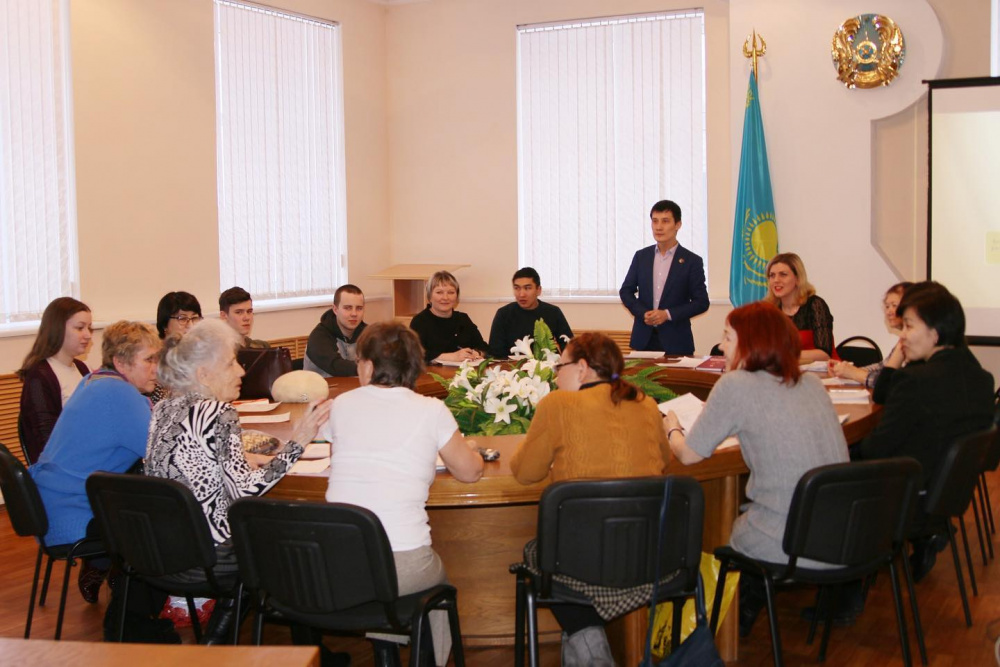 В Петропавловске члены дискуссионного клуба «Мәміле» учились составлять «шежіре»