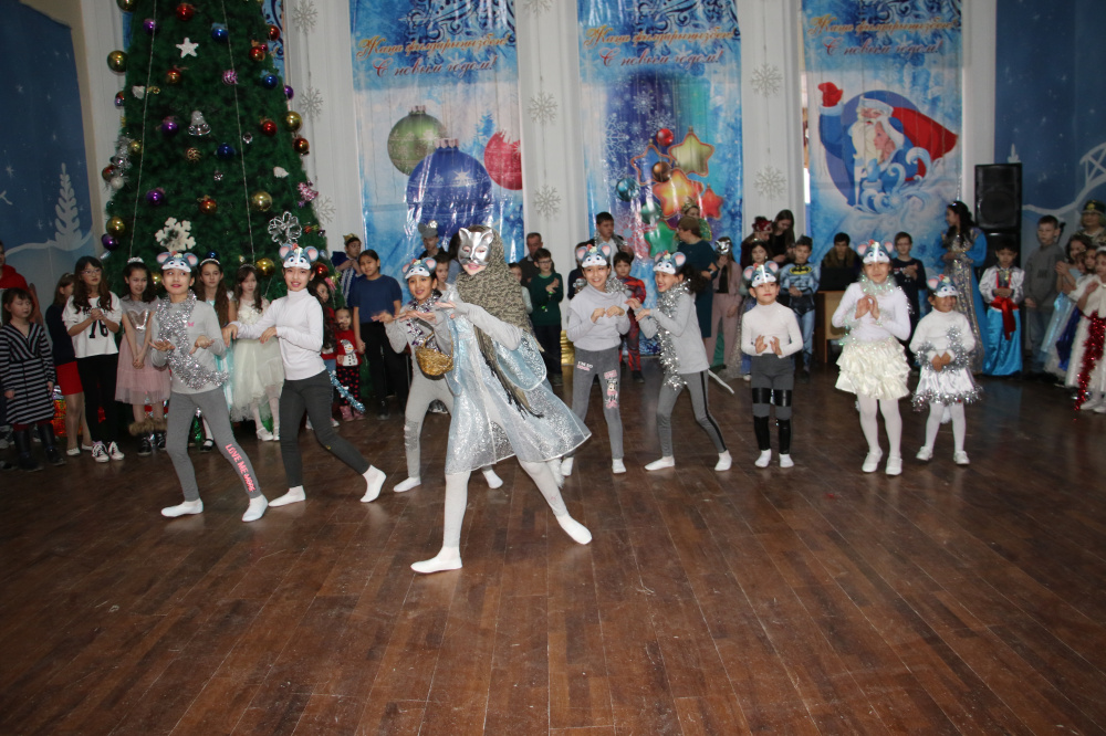 800 children received presents in Kyzylorda