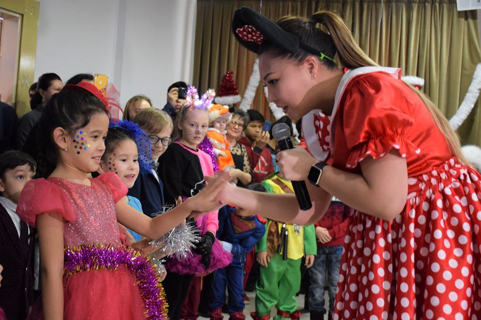 Charity New Year’s Matinee Held for Children at Friendship House