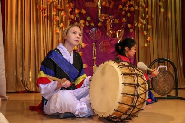 Шеңбер құрып, қол ұстасып әндету – Чхусок мерекесінің ажырамас бөлігі