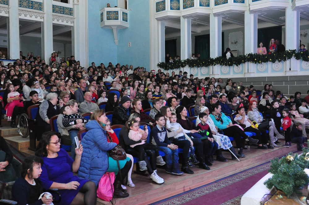 Атырауда 300-ден астам бүлдіршін Рождество мерекесі қарсаңында Аяз атаның сыйлығын алды