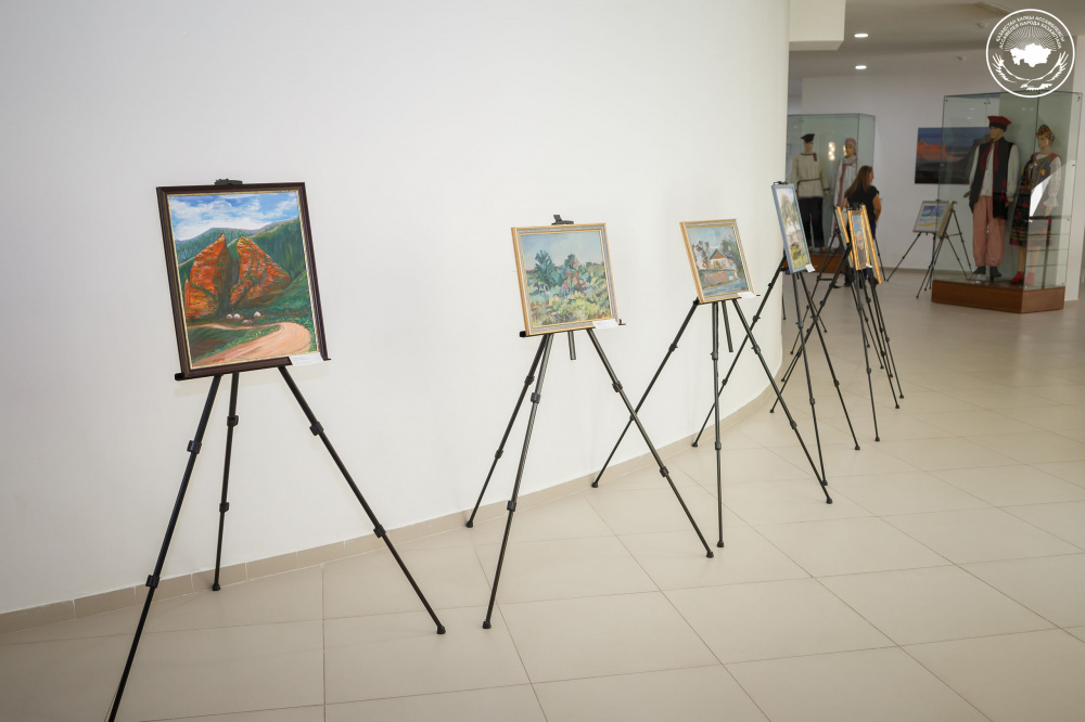 ‘Peaks of Asia’ International Exhibition Held in Friendship House