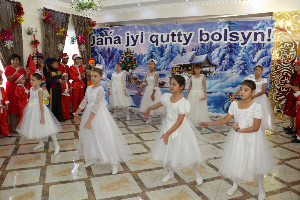 Қызылордада Аяз ата Балалар ауылының тәрбиеленушілерінің жаңа жылдық тілектерін орындады