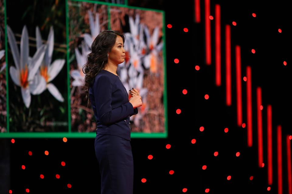 Д.Сатыбалдиева TEDx конференциясында баяндама оқып тұр, 29 қазан, 2016 жыл