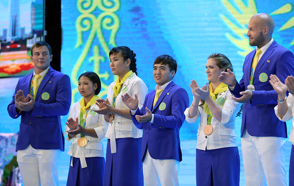 Жеңімпаздар кортежі Астана көшелерімен жүріп өтті